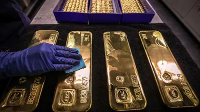 عامل يلمّع سبائك الذهب داخل مصفاة «إي بي سي» في مدينة سيدني الأسترالية يوم  5 أغسطس 2020.