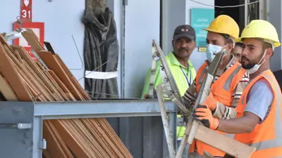  عمال يجرون عمليات إصلاح في مطار أبها بالمنتجع الجبلي الشهير الذي يحمل نفس الاسم جنوب غرب المملكة العربية السعودية، يوم 13 يونيو 2019.