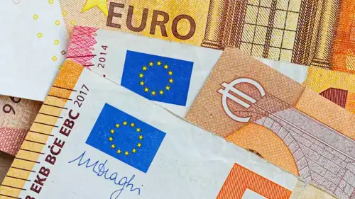 أوراق نقدية من اليورو في صورة التقطت يوم 27 يونيو 2025.