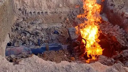 حريق في صمام خط غاز الجبسة بقطر 16 إنش في منطقة الشولا بريف دير الزور بسوريا، يوم 29 سبتمبر 2026.