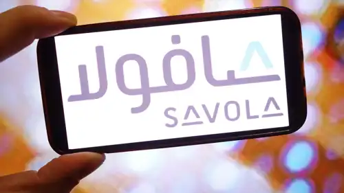 صورة توضيحية يظهر فيها شعار شركة مجموعة «صافولا» معروضاً على شاشة هاتف ذكي.