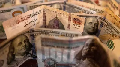 أوراق نقدية من الجنيه المصري والدولار الأميركي في صور توضيحية ملتقطة يوم 25 أغسطس 2022.