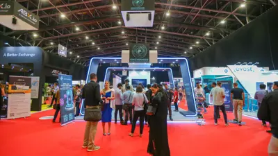 مشهد للزوار خلال فعاليات «Crypto Expo Dubai 2023»، الحدث الدولي المتخصص في تكنولوجيا البلوك تشين والعملات الرقمية، دبي، الإمارات العربية المتحدة - 8 مارس 2023.