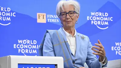 رئيسة البنك المركزي الأوروبي كريستين لاجارد تدلي بتصريحات خلال الاجتماع السنوي الخامس والخمسين للمنتدى الاقتصادي العالمي في دافوس بسويسرا، في 22 يناير 2025