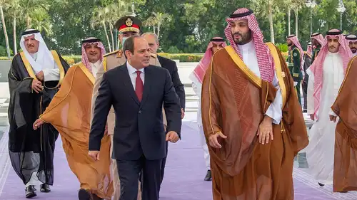 ولي العهد السعودي الأمير محمد بن سلمان يستقبل الرئيس المصري عبد الفتاح السيسي، في مدينة جدة السعودية يوم 16 يوليو 2022 