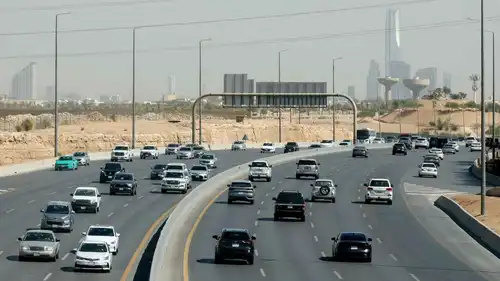 لقطة لأحد الشوارع الرئيسية في مدينة الرياض، السعودية، 9 فبراير 2026.