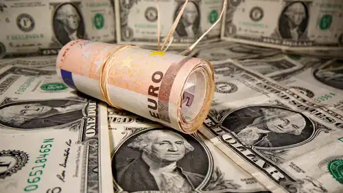أوراق نقدية من اليورو والدولار في صورة توضيحية ملتقطة يوم 26 مايو 2020.