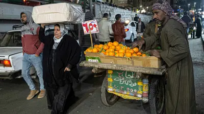 بائع متجول بحي الأزهر وسط العاصمة المصرية القاهرة يوم 16 يناير 2023