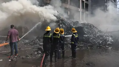 رجال الإطفاء يعملون على إخماد حريق في موقع تحطم طائرة تابعة للخطوط الجوية الهندية في أحمد آباد، الهند، 12 يونيو 2025.