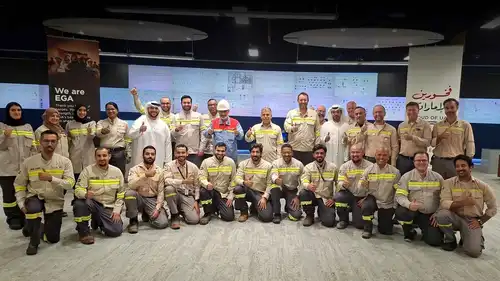 مجموعة من عمال شركة «الإمارات العالمية للألمنيوم» من داخل مصفاة الطويلة لتكرير الألومينا