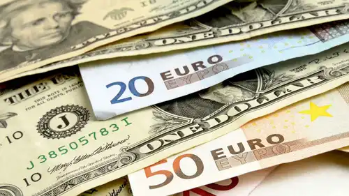 أوراق نقدية من الدولار واليورو، 22 أكتوبر 2025