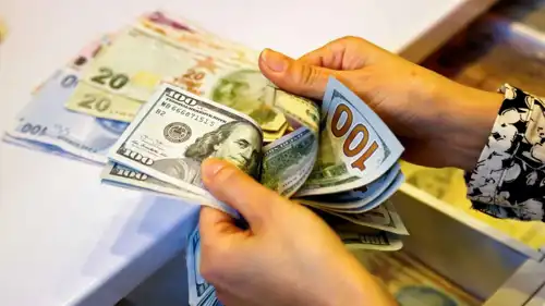 أوراق نقدية من الدولار الأميركي في شركة صرافة في أنقرة، تركيا، 27 سبتمبر 2021