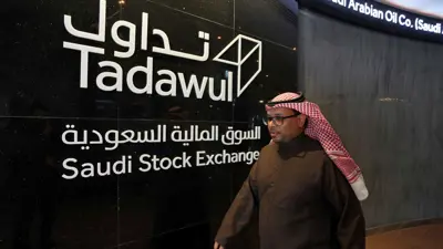 يسير داخل مبنى السوق المالية السعودية (تداول) في العاصمة الرياض يوم 11 ديسمبر 2019.
