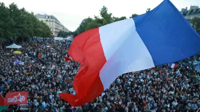 مواطنون يتجمعون في ساحة الجمهورية بعد نتائج الجولة الثانية من الانتخابات التشريعية الفرنسية في العاصمة باريس، في 07 يوليو 2024.