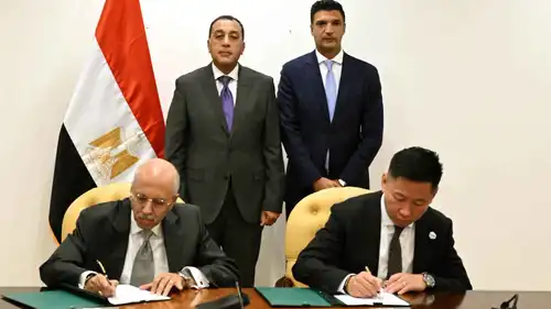 جانب من توقيع العقد بين شركتي (BME) لصناعة البطاريات المصرية وشركة «كونتمبوراري أمبيركس تكنولوجي» الصينية، مصر، 13 سبتمبر 2026.