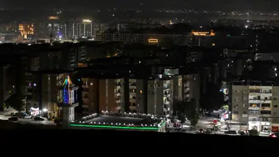 خلال انقطاع الكهرباء في أحد أحياء منطقة المقطم بالعاصمة المصرية القاهرة، يوم 25 يونيو 2024.