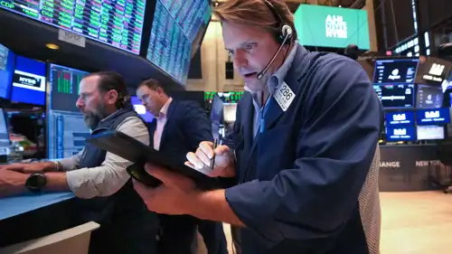 متعامل يتابع شاشاة التداولات في 26 يوليو 2024 في مدينة نيويورك.