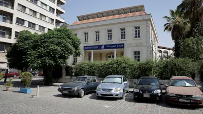 سيارات قديمة تقف أمام مبنى وزارة السياحة في العاصمة دمشق - 10 يونيو 2025