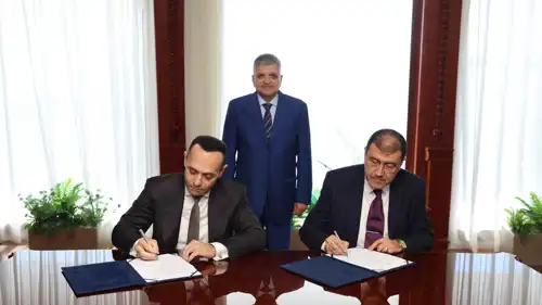 رئيس هيئة قناة السويس، الفريق أسامة ربيع، يشهد توقيع عقد إقامة مشروع مجمع صناعي عملاق للبتروكيماويات.