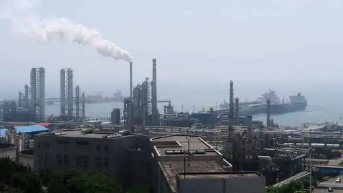 مصفاة شركة داليان للبتروكيماويات بالقرب من وسط مدينة داليان في مقاطعة لياونينغ، الصين، 17 يوليو 2018