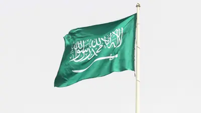 علم المملكة العربية السعودية يظهر في مدينة جدة، المملكة العربية السعودية في 7 مارس 2024.