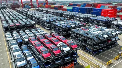 سيارات BYD الكهربائية في انتظار التحميل على سفينة مكدسة بمحطة حاويات في ميناء سوتشو، شرق الصين
