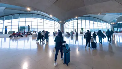 مسافرون بمطار الملكة علياء الدولي في عمان، الأردن، 21 مايو 2023.