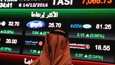 متعامل يراقب شاشات السوق المالية السعودية (تداول) في العاصمة الرياض يوم 14 ديسمبر 2016.