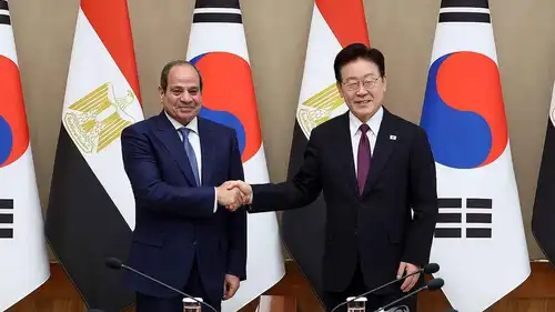 الرئيس المصري عبد الفتاح السيسي مصافحاً نظيره الكوري لي جيه ميونغ قبيل محادثات القمة الموسعة في المكتب الرئاسي، العاصمة الكورية الجنوبية سيؤول، يوم 8 أكتوبر 2026.