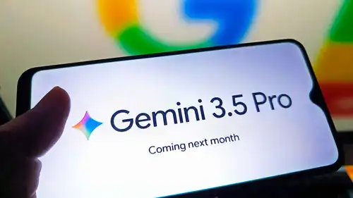 أحد مستخدمي الإنترنت يستخدم هاتفه المحمول لعرض شعار «Gemini 3.5 Pro» وجهاز الكمبيوتر الخاص به لتصفح صفحة غوغل الإلكترونية، في مدينة سوتشيان بمقاطعة جيانغسو في الصين، يوم 11 أغسطس 2026.