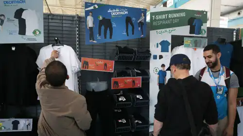 متسوقون داخل المعرض الوطني للمنتجات النسيجية والملابس في قصر المعارض بالجزائر العاصمة - 11 أبريل 2023
