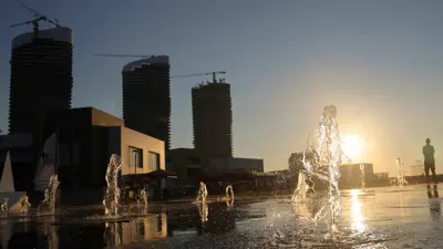 منظر عام لأبراج مدينة العلمين الجديدة عند الغروب خلال مهرجان العلمين، مصر، يوم 8 أغسطس 2024.