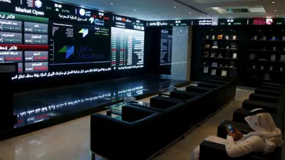 قاعة عرض بيانات التداول في السوق المالية السعودية وسط العاصمة الرياض يوم 15 يونيو 2015.
