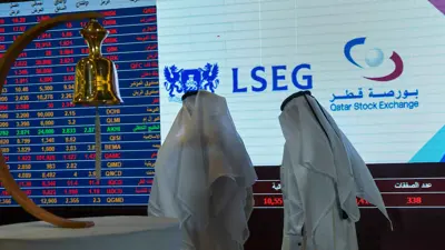 متداولون يراقبون سوق الأوراق المالية في بورصة قطر خلال حفل إطلاق منصة التداول الجديدة (QSE) في العاصمة القطرية الدوحة، يوم 20 يونيو 2023.