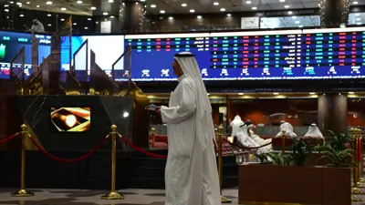 متعاملون داخل سوق الكويت للأوراق المالية في العاصمة الكويتية يوم 12 أكتوبر 2023.