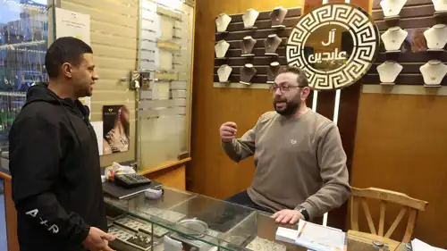 صائغ يتحدث مع أحد عملائه داخل متجر مجوهرات في العاصمة المصرية القاهرة، يوم 5 فبراير 2026.