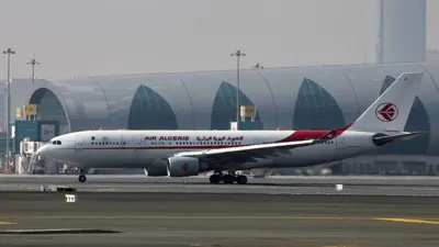 طائرة إيرباص A330-200 تابعة لشركة الخطوط الجوية الجزائرية على مدرج مطار دبي الدولي في مدينة دبي الإماراتية، في 30 يناير 2023.