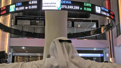 مستثمر يراقب تحركات الأسهم على شاشة العرض في بورصة سوق دبي المالي في الإمارات يوم 12 أبريل 2022