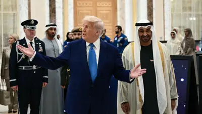 الشيخ محمد بن زايد آل نهيان رئيس دولة الإمارات يستقبل الرئيس الأميركي دونالد ترامب في قصر الوطن بأبوظبي. 15 مايو 2025.