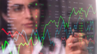 محللة تراقب بيانات السوق المالية على الشاشة 29 يناير 2020