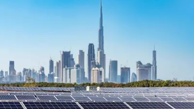 مجموعة من الألواح بمحطة للطاقة الشمسية في مدينة دبي الإماراتية ـ 13 فبراير 2023