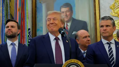 الرئيس الأميركي دونالد ترامب وإلى جانبه نائبه جي دي فانس ووزير الدفاع بيت هيغسِث خلال إعلان نقل قيادة «القوة الفضائية» من كولورادو إلى ألاباما في البيت الأبيض بواشنطن، 2 سبتمبر 2025.