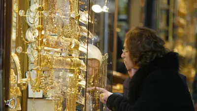 تستعرضان مصوغات في واجهة أحد متاجر الذهب في العاصمة السورية دمشق يوم 16 فبراير 2005.