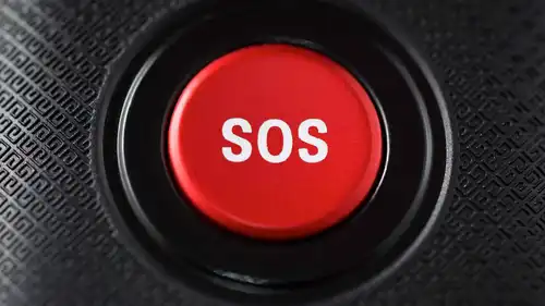 زر SOS داخل سيارة حديثة