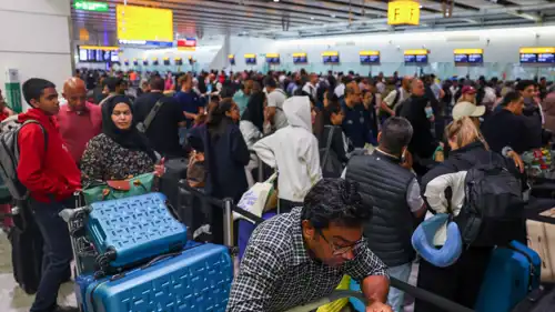 مسافرون يتكدسون لتسجيل الوصول بمبنى الركاب رقم 4 بمطار هيثرو في العاصمة البريطانية لندن يوم 20 سبتمبر 2025. 