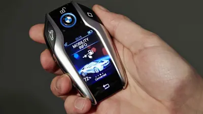 مفتاح ذكي من BMW يتضمن شاشة LCD بقياس 2.2 بوصة ويقوم بعدة وظائف.
