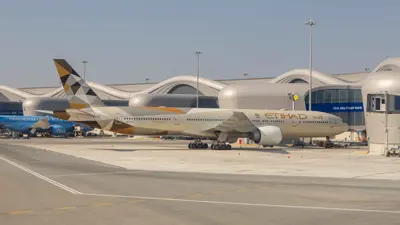 طائرة «بوينغ 777-300ER» تابعة لشركة «الاتحاد للطيران» تقف أمام المبنى A الجديد بمطار زايد الدولي في العاصمة الإماراتية أبوظبي، يوم 10 ديسمبر 2023.