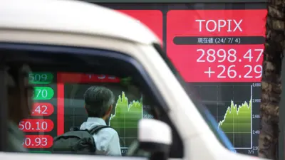 شاشة تعرض أداء مؤشر توبكس الياباني الأوسع نطاقاً في حي تشو - طوكيو يوم 4 يوليو 2024.
