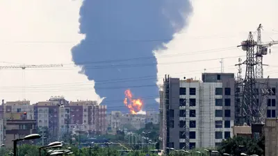 نيران ودخان متصاعد من مصفاة نفط جنوبي العاصمة الإيرانية طهران بعد استهدافها في غارة إسرائيلية ليلية يوم 15 يونيو 2025.