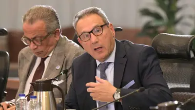 الرئيس التنفيذي للبنك الأهلي المصري محمد الإتربي خلال لقاء مع رئيس الوزراء المصري مصطفى مدبولي وعدد من رجال الأعمال والمستثمرين، القاهرة، في 25 ديسمبر 2024.